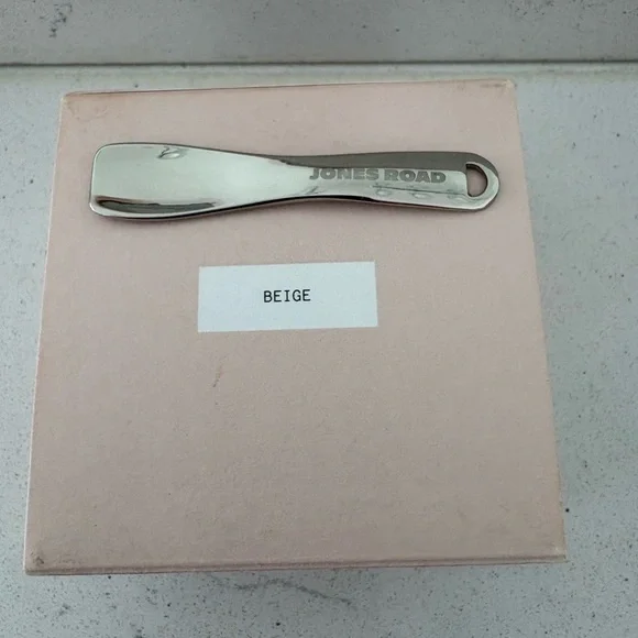 Jones Road WHAT THE FOUNDATION with Jones Road Spatula Applicator. Color = BEIGE - Picture 3 of 4